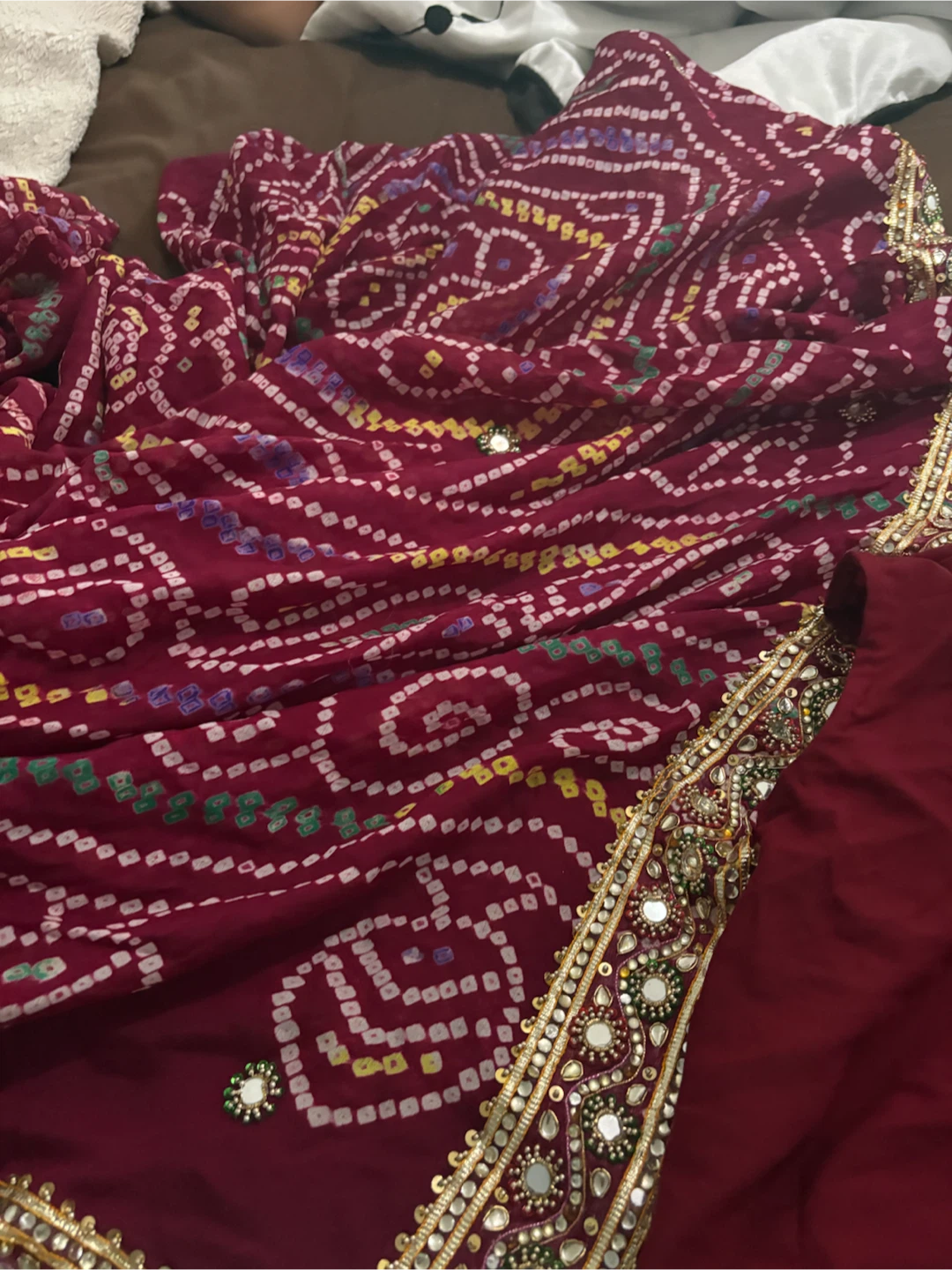 Maroon Bandhani Saree with Embellished Border - photo 2