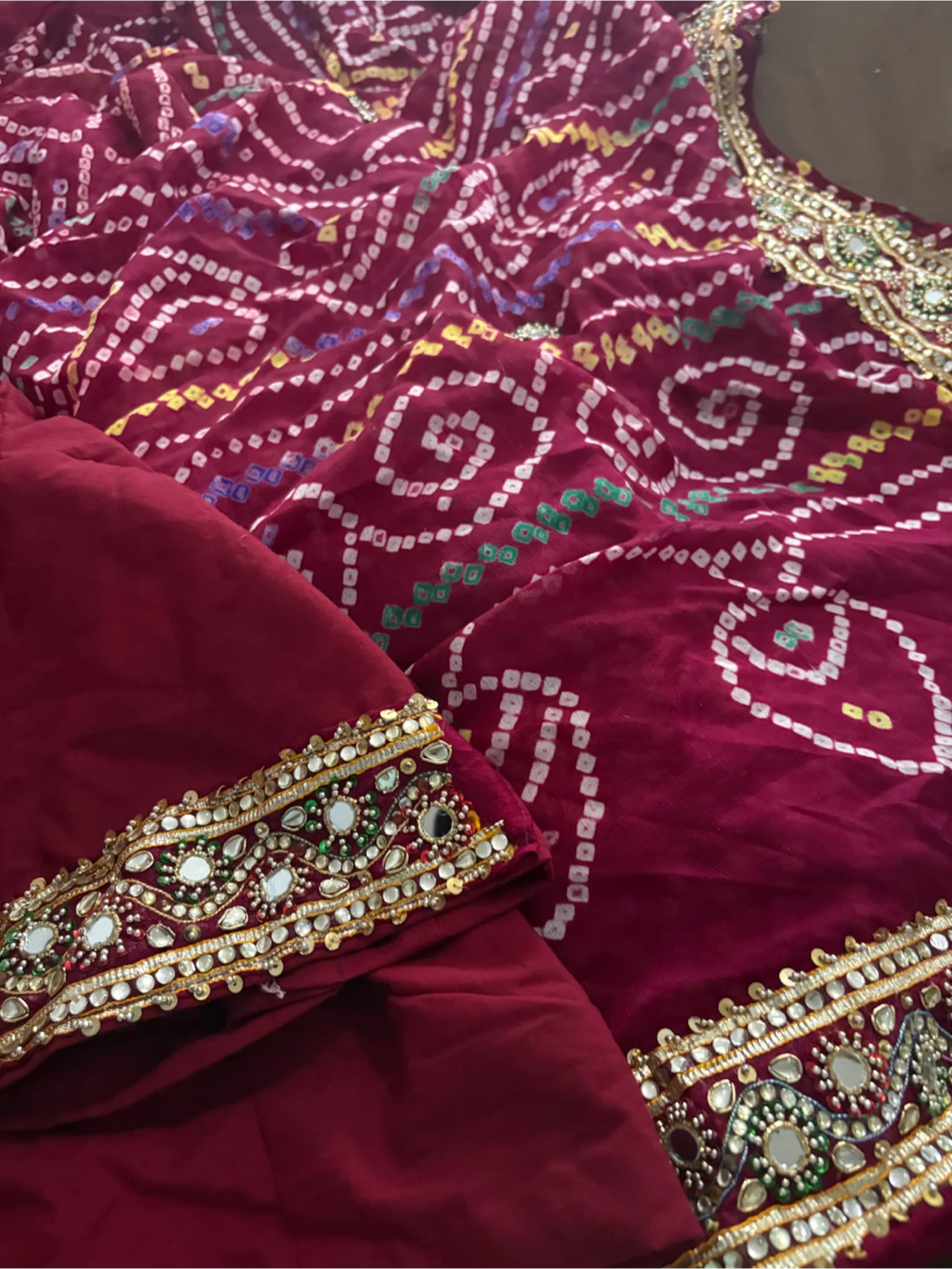 Maroon Bandhani Saree with Embellished Border - photo 4