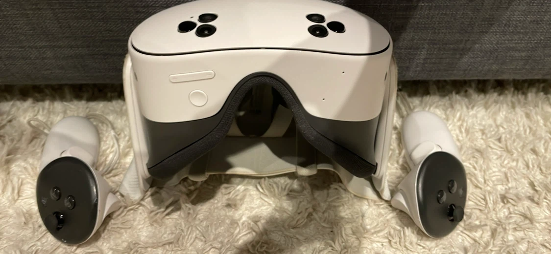 Meta Quest 3 VR Headset with Controllers