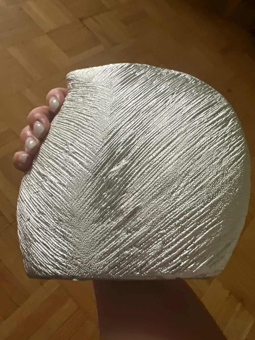 Silver-toned leaf patterned vase - photo 2