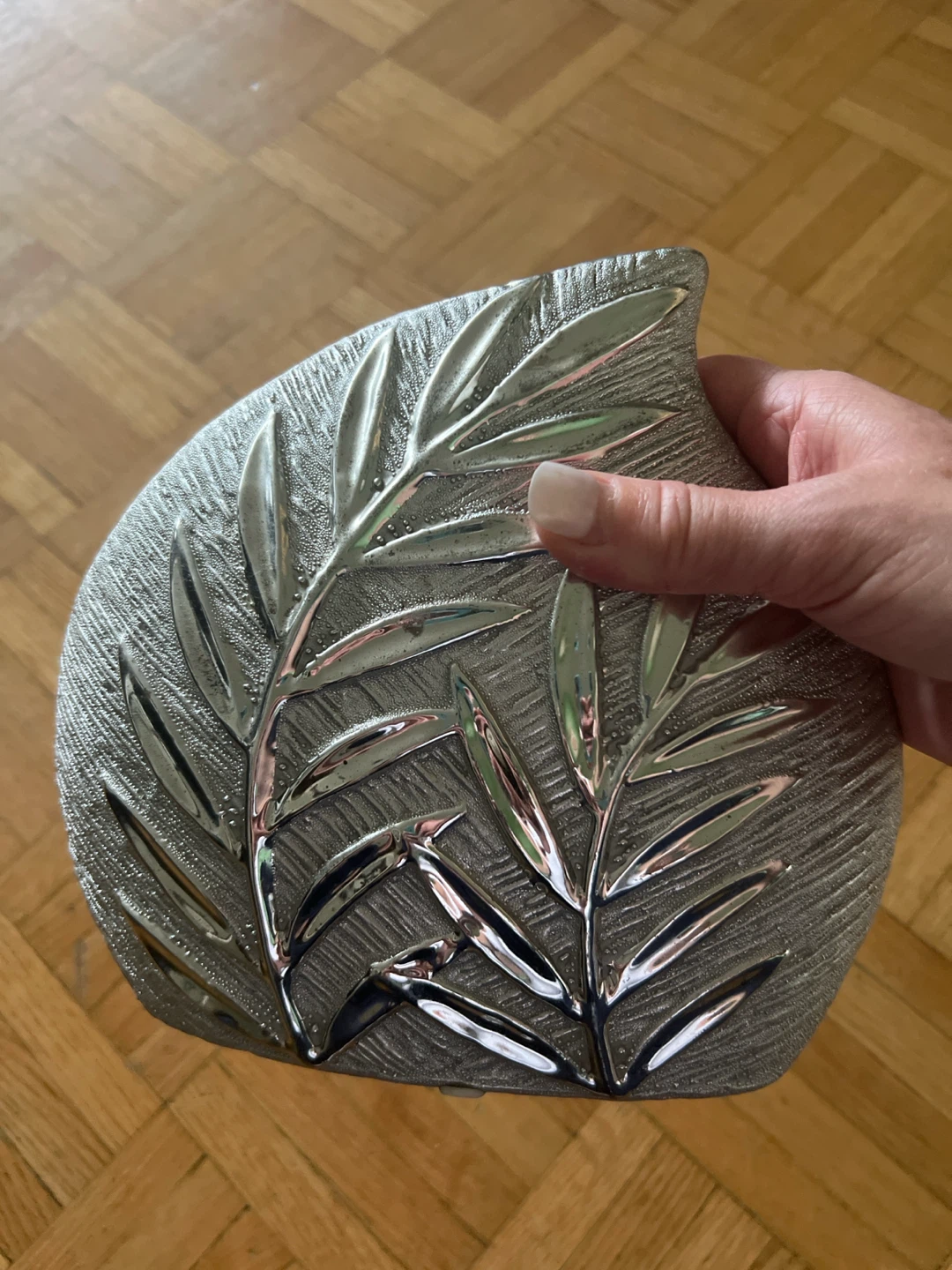 Silver-toned leaf patterned vase - photo 3