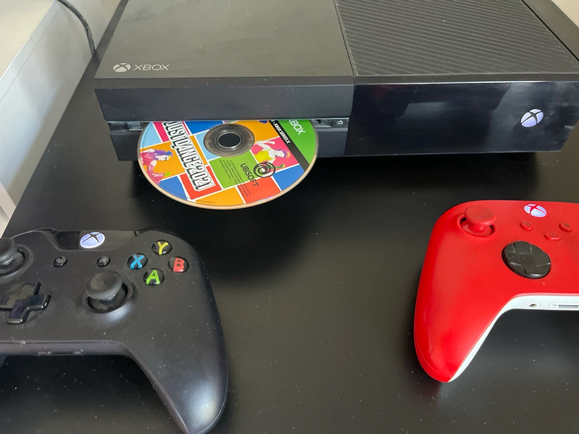Xbox One Console with Two Controllers and Just Dance 2021 - photo 3