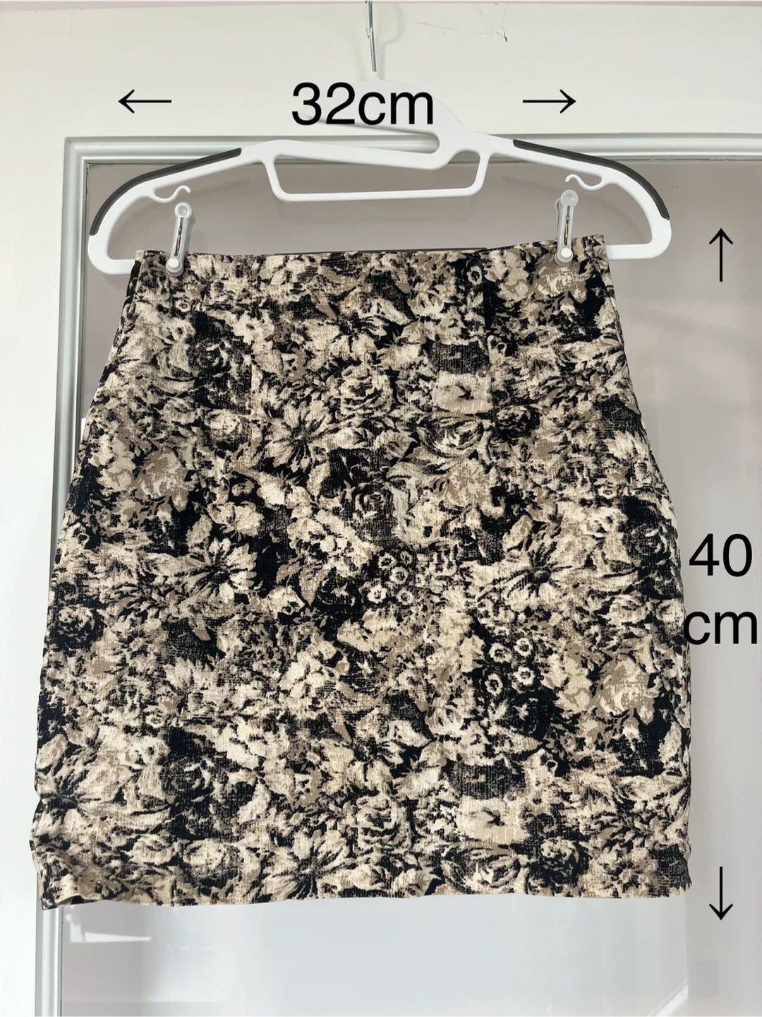 Floral pattern mini skirt