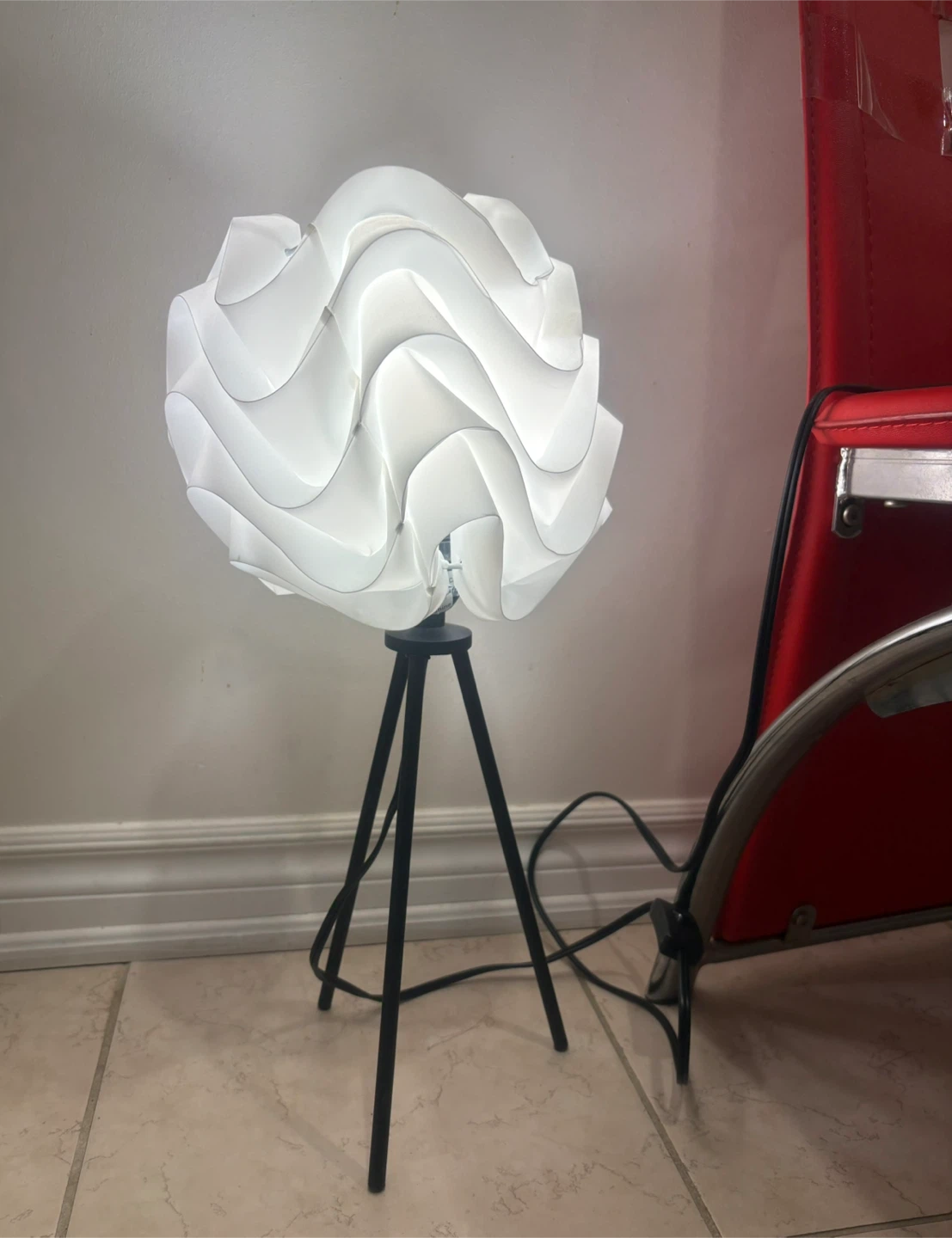 Modern White Tripod Table Lamp - photo 2