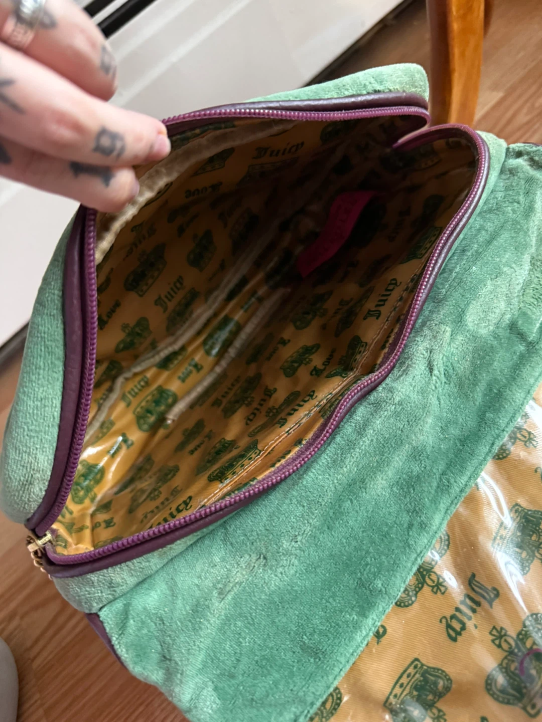 Juicy Couture Green Velour makeup bag - photo 4