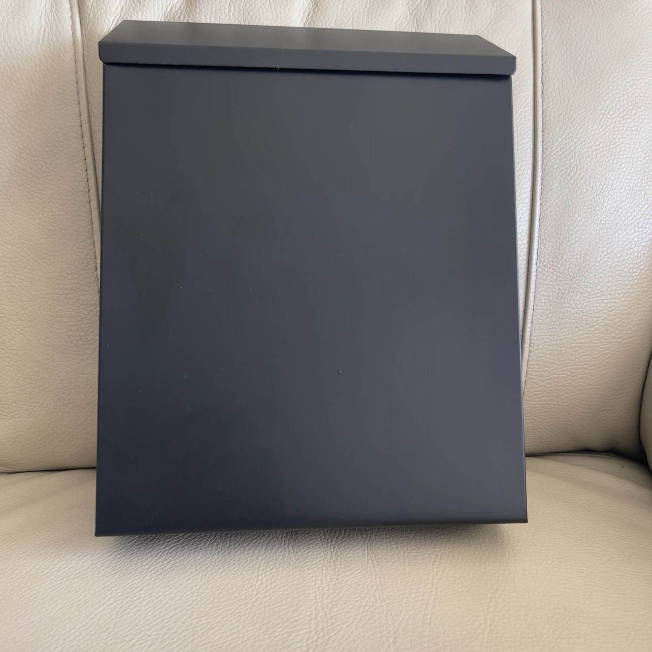 Wall-mount locking mailbox
