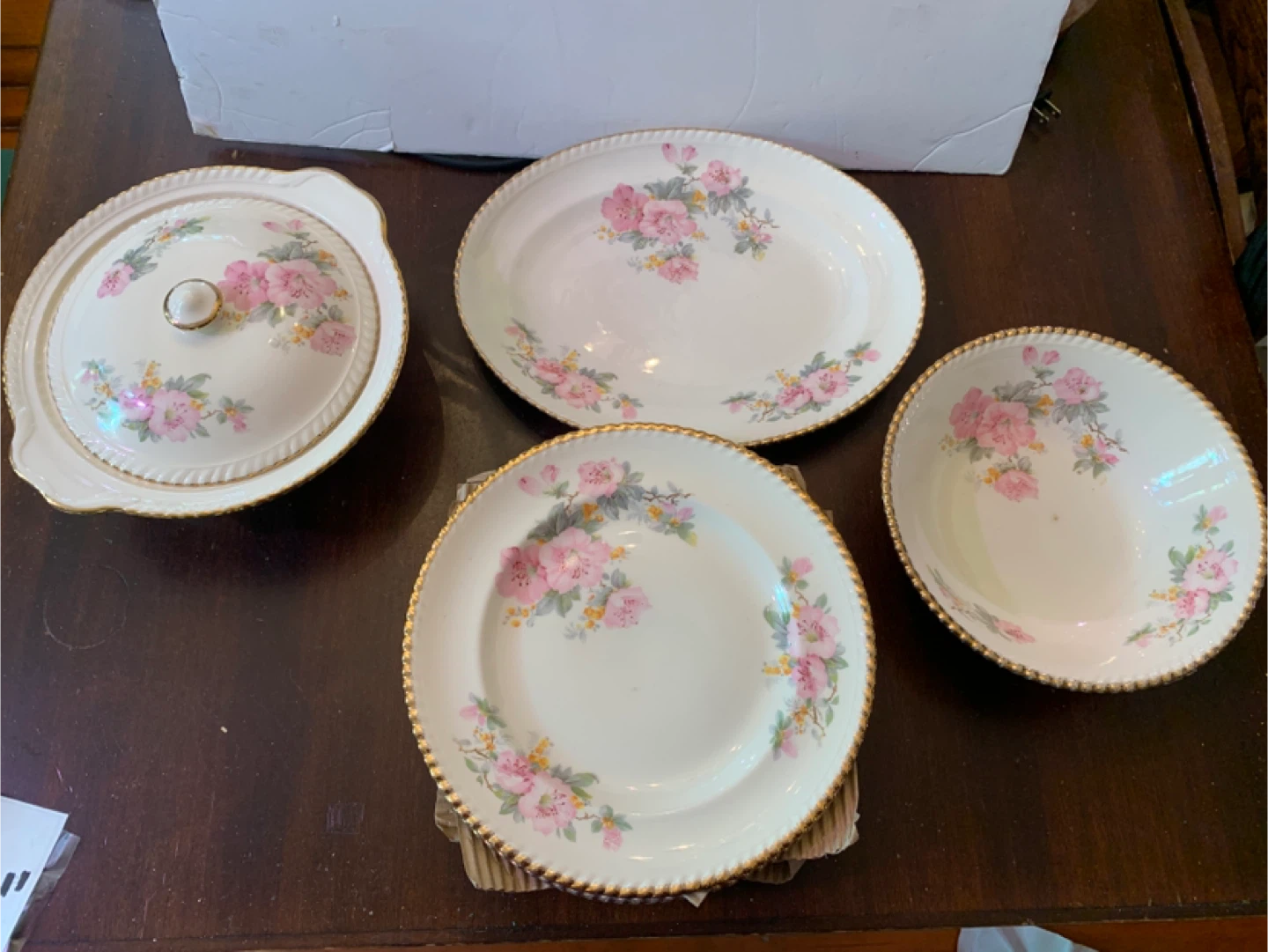 Sovereign Potters Norfolk Dinnerware Set. 9 pieces.