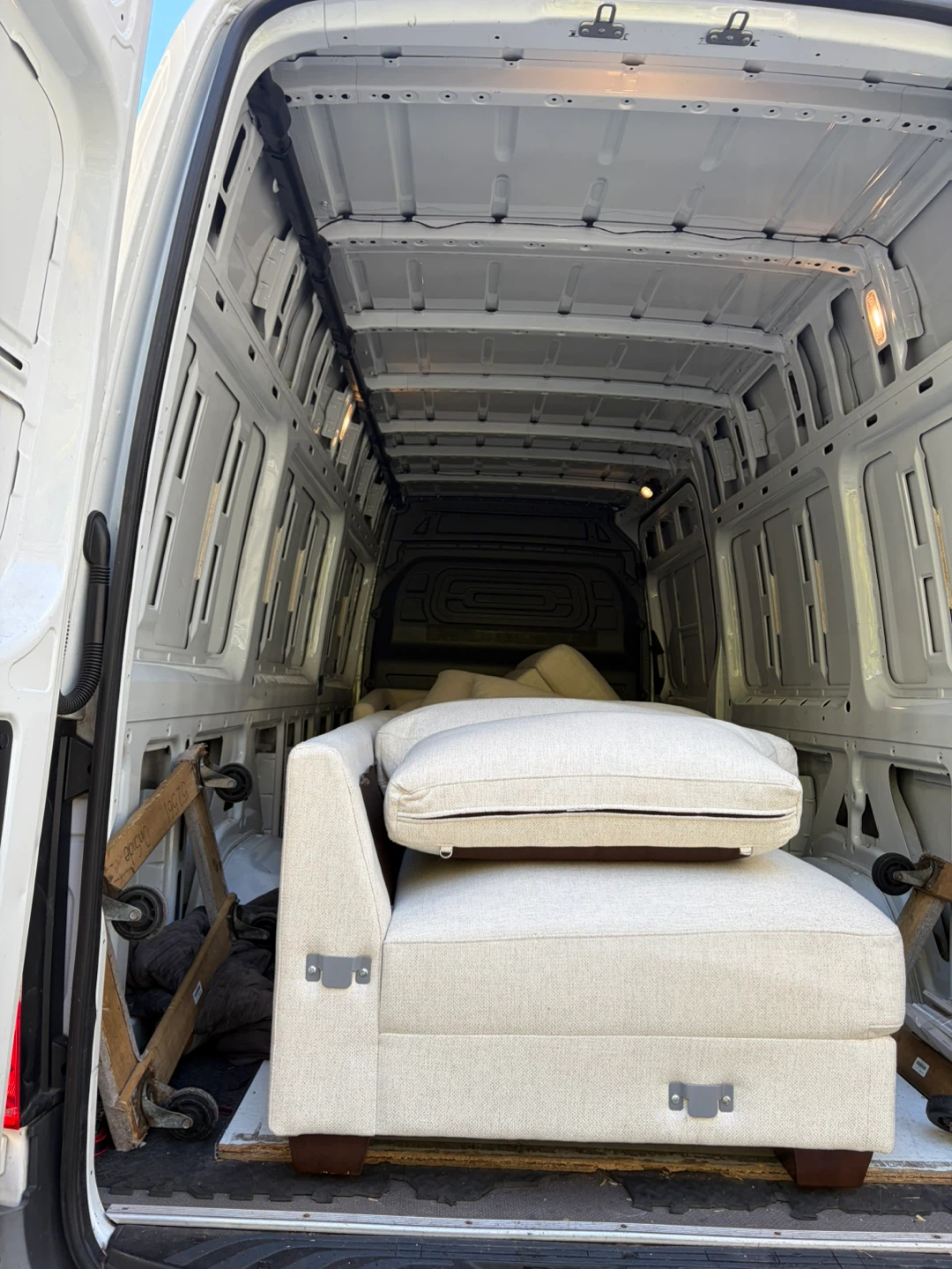 🚚 RELIABLE FURNITURE DELIVERY – VANCOUVER & LOWER MAINLAND - photo 3
