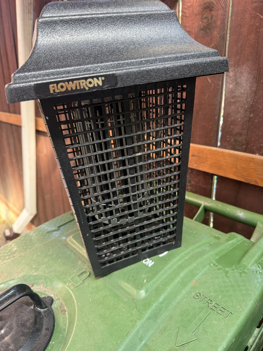 Flowtron bug zapper - photo 2