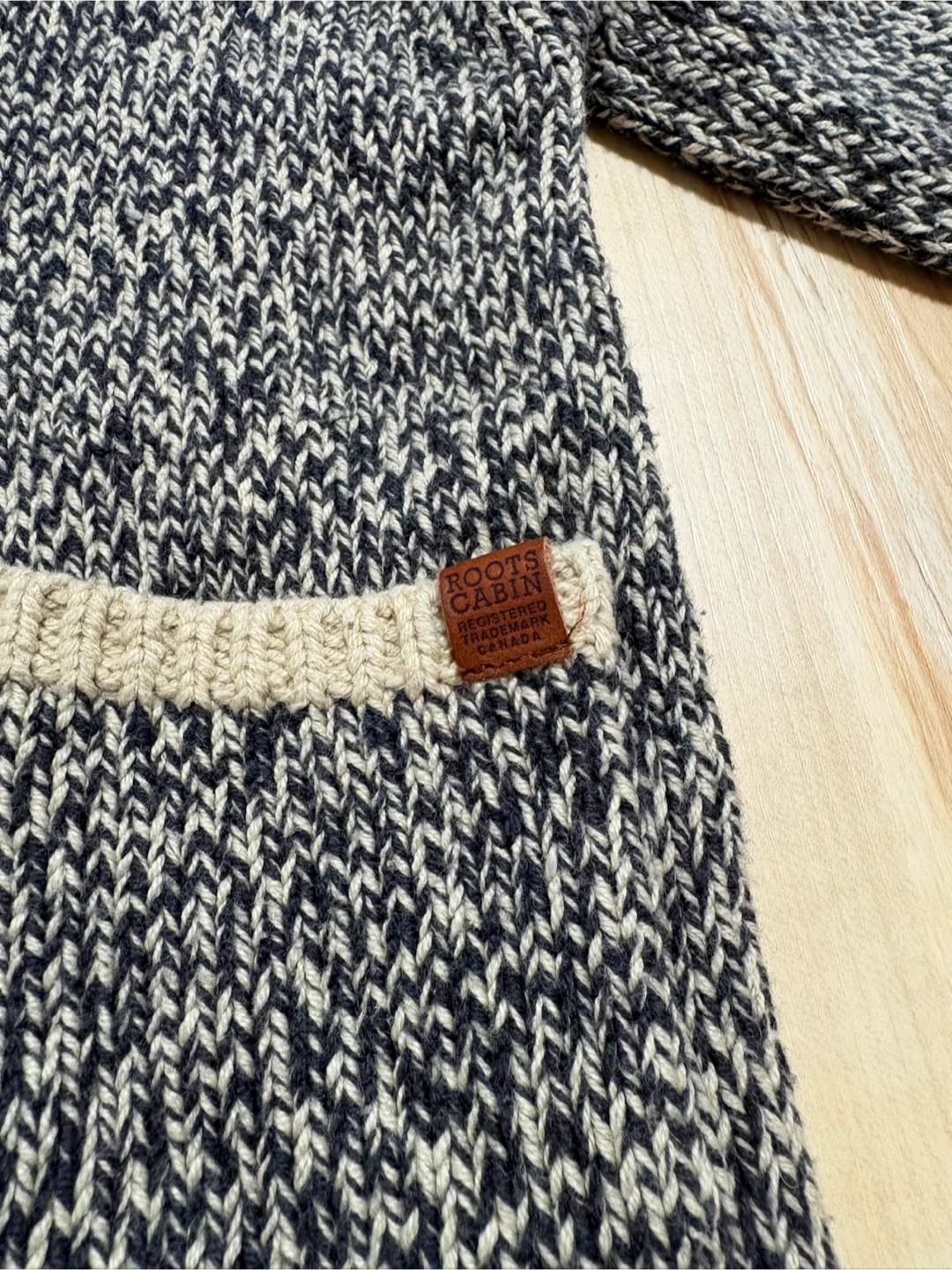 Roots Cabin cardigan size 4T Excellent Condition - photo 2