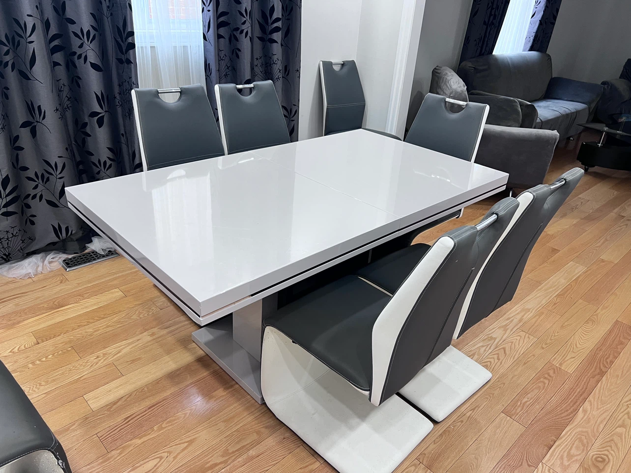 Modern Extendable Dining Table with 8 Chairs