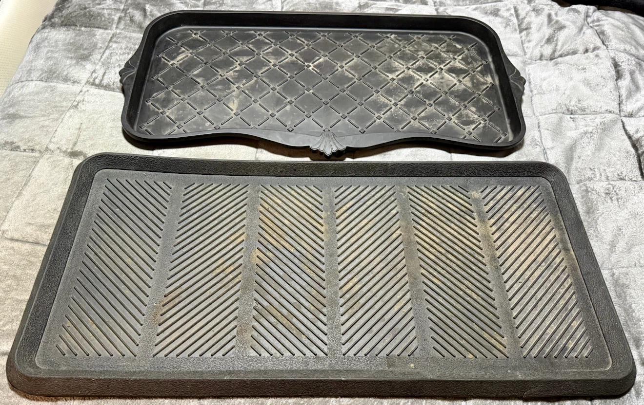 Set of two black boot trays - photo 2