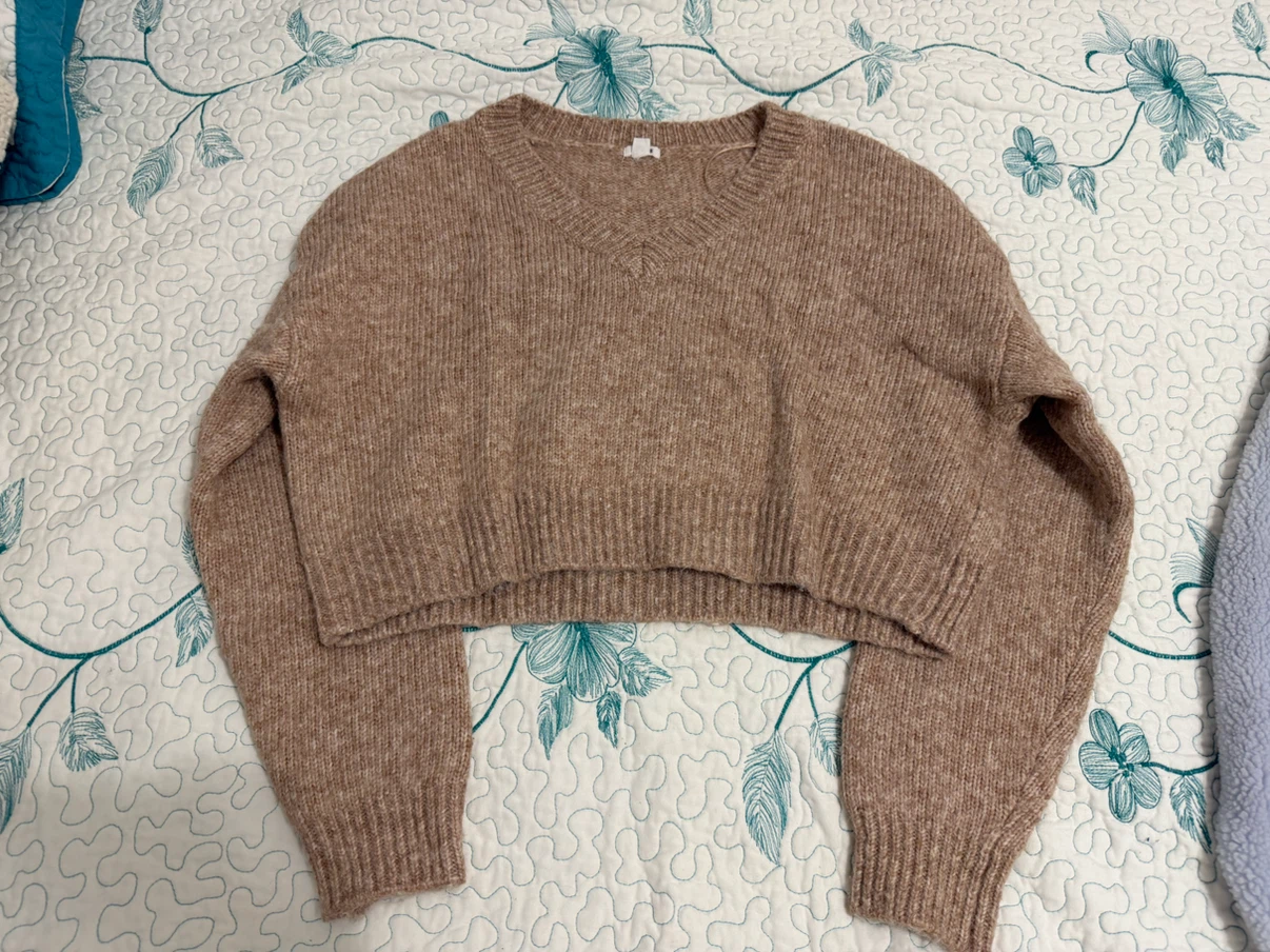 Moving Out Sale - V-Neck Cropped Sweater
