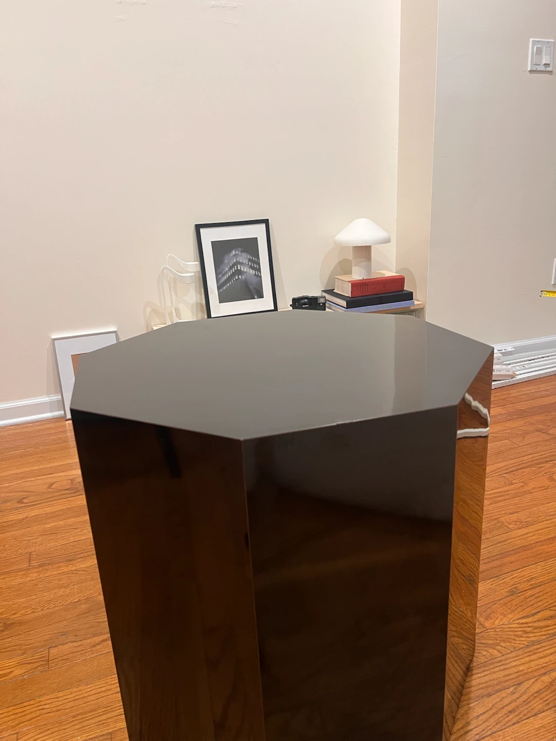 Glossy Black Geometric Pedestal Side Table — Art Deco–Inspired - photo 2