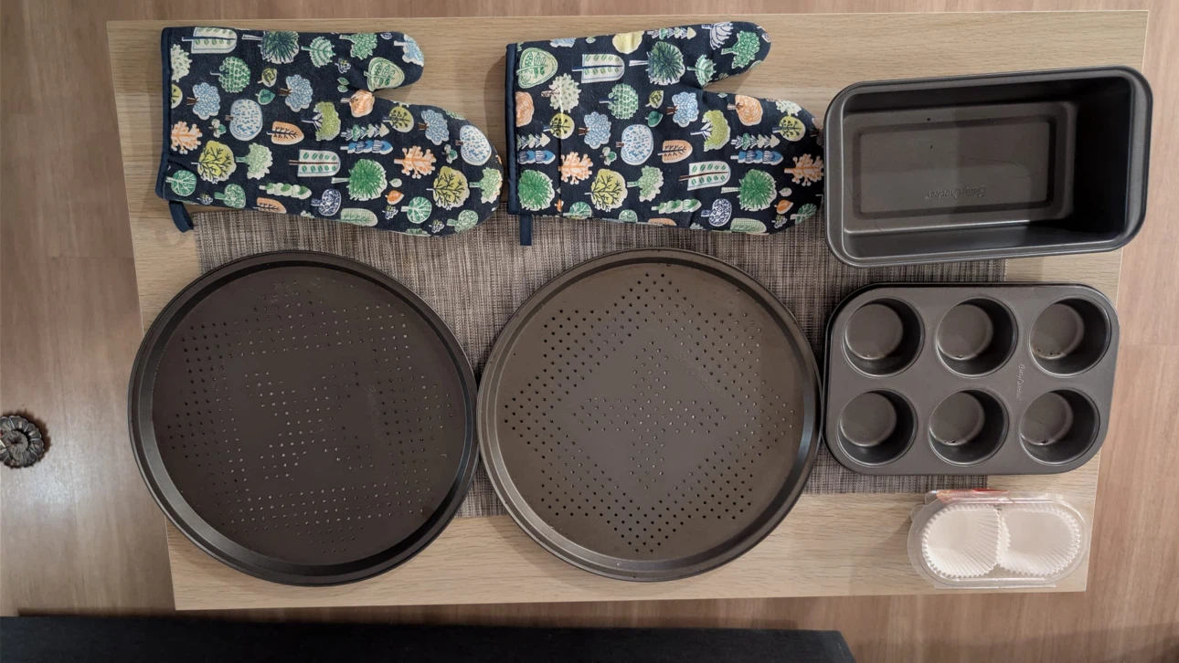 Betty Crocker pans and oven mitts