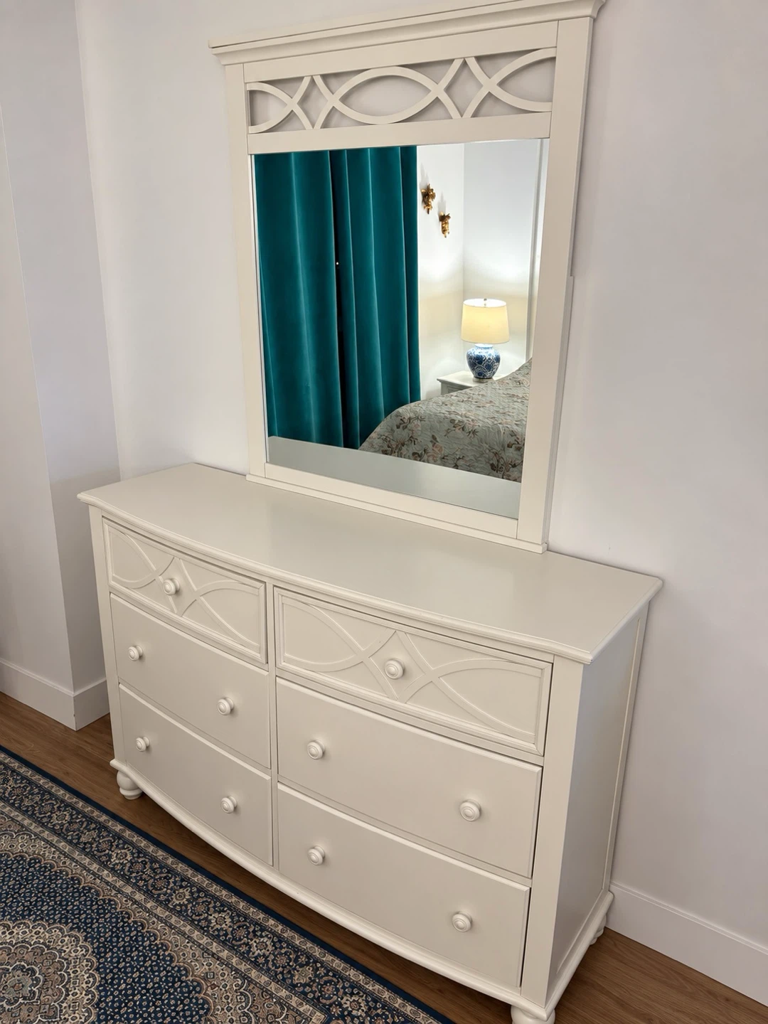 7 items: White Queen Full Set + Makeup Vanity + Office Desk