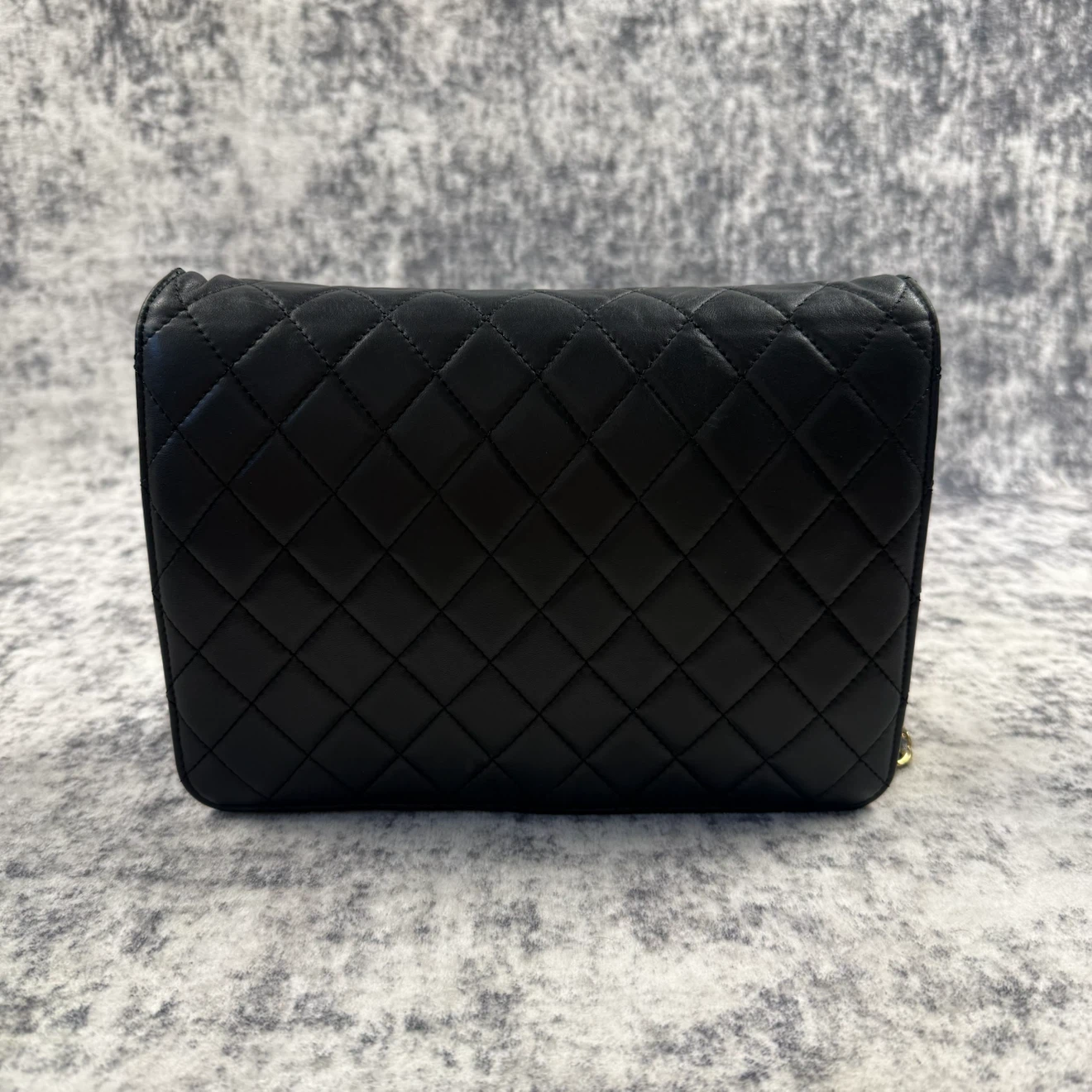 Chanel 1980s–1990s Quilted Leather CC Logo Chain Shoulder Bag - photo 2