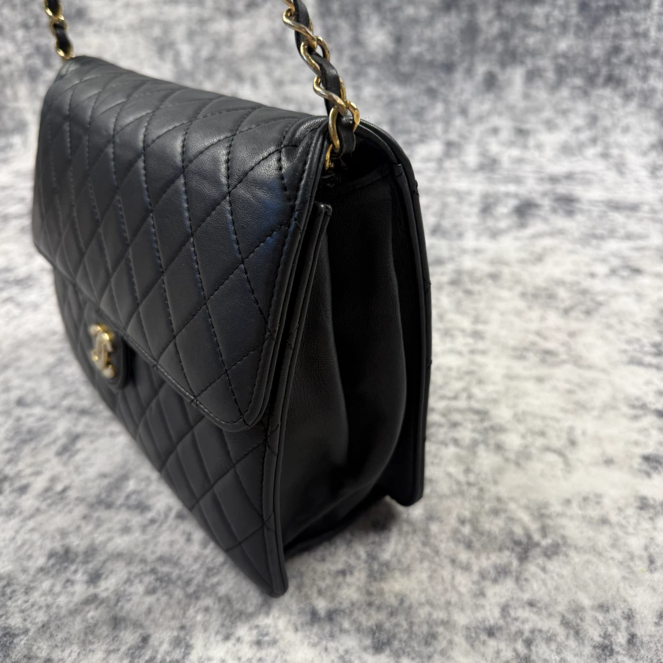 Chanel 1980s–1990s Quilted Leather CC Logo Chain Shoulder Bag - photo 3