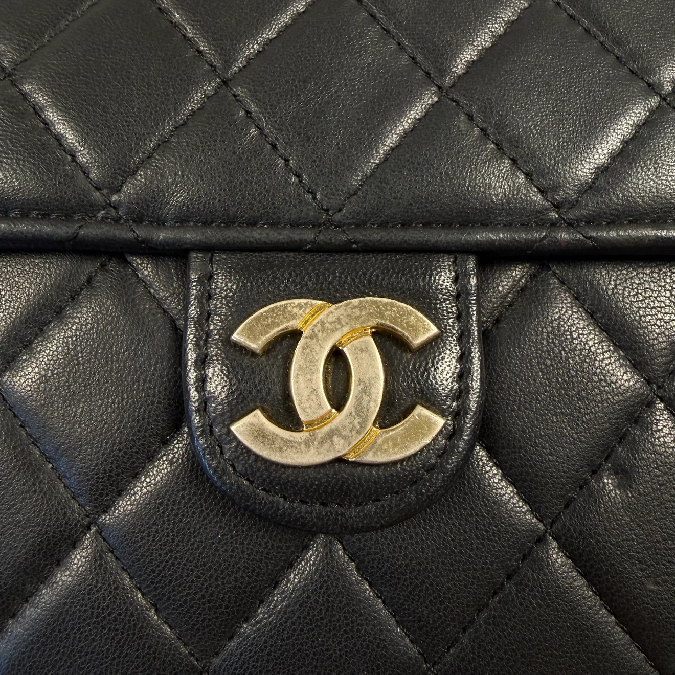 Chanel 1980s–1990s Quilted Leather CC Logo Chain Shoulder Bag - photo 5