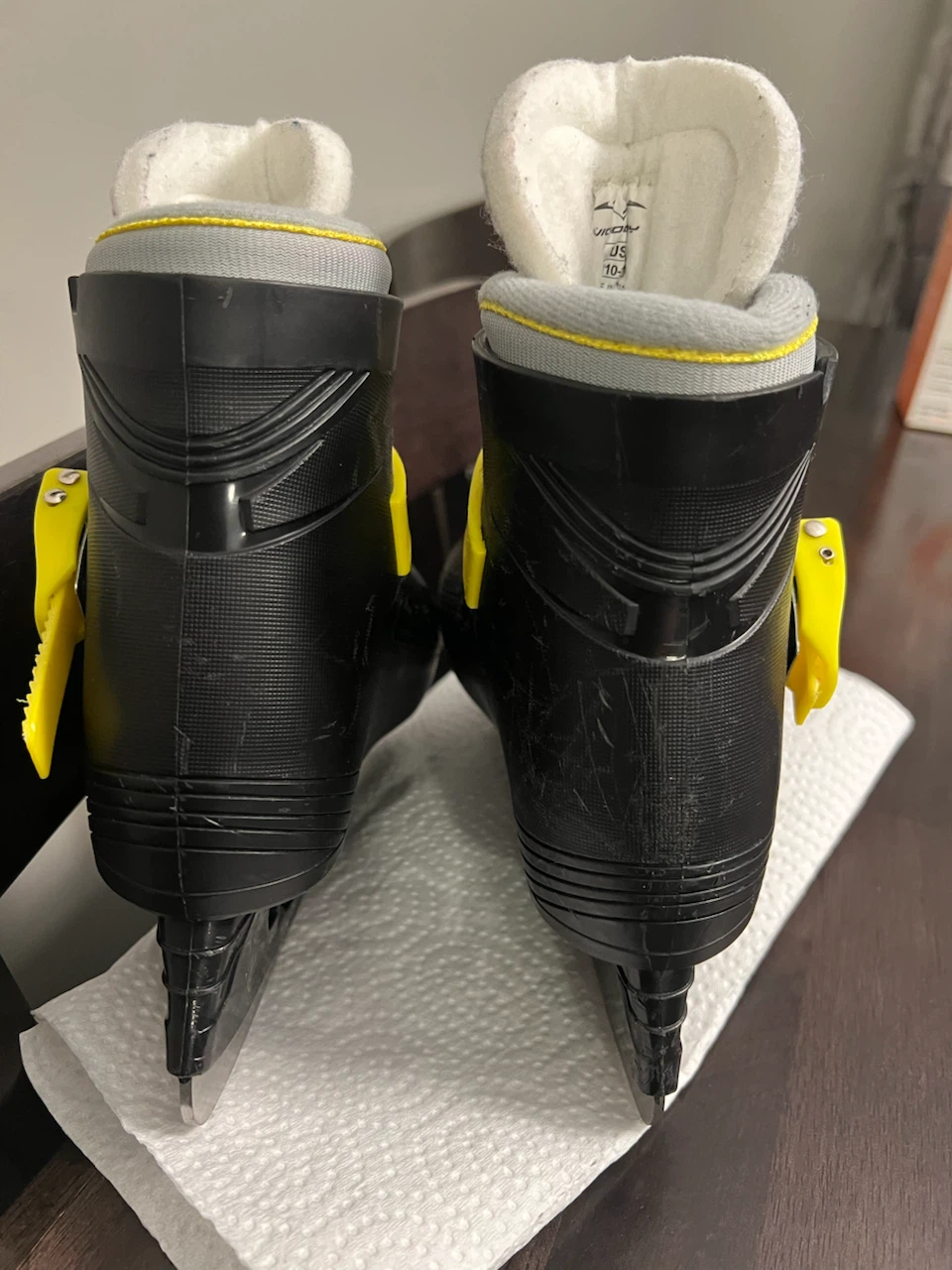 Vic Ice Skates Size 10/11 - photo 2