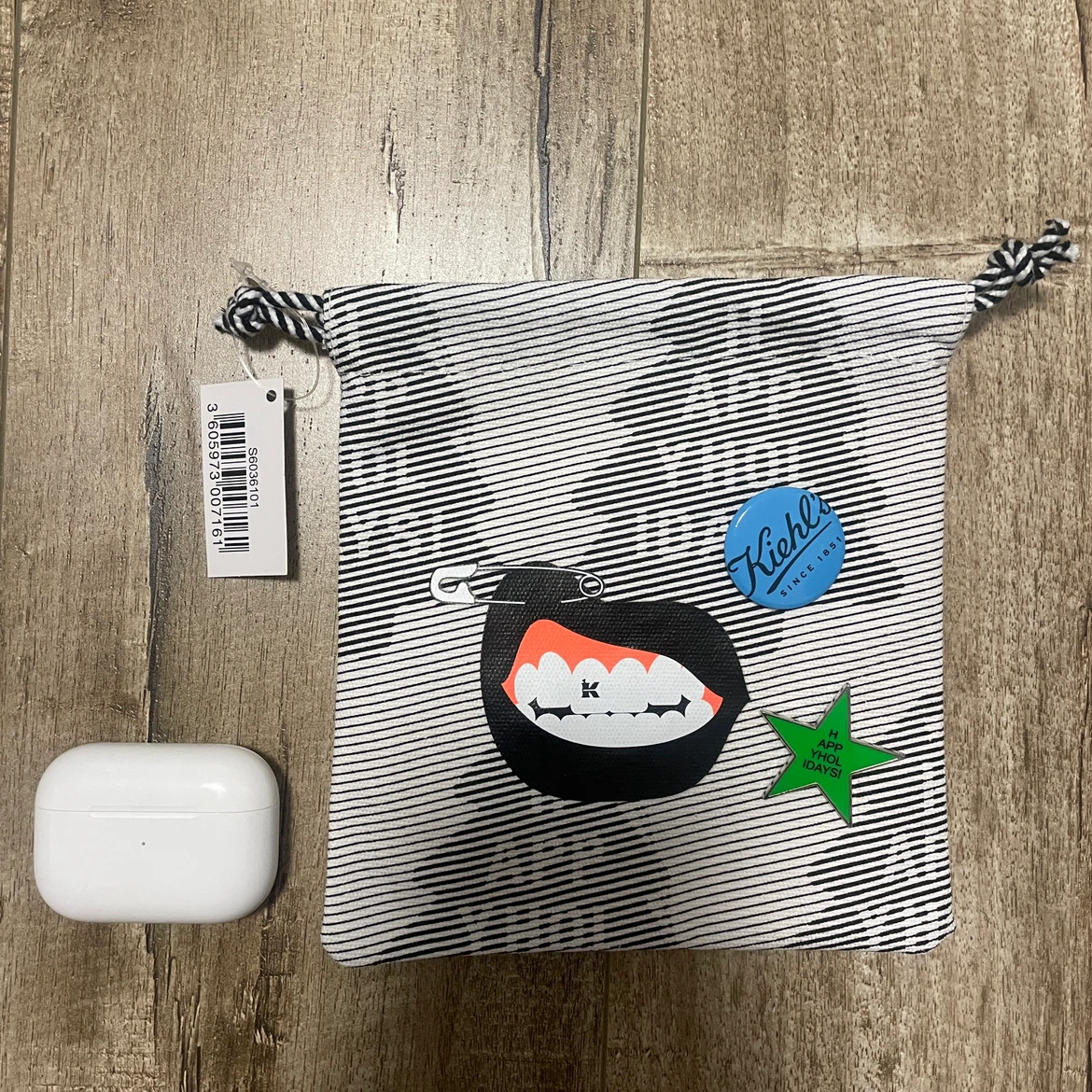 BRAND NEW 🥕 Kiehl's drawstring pouch