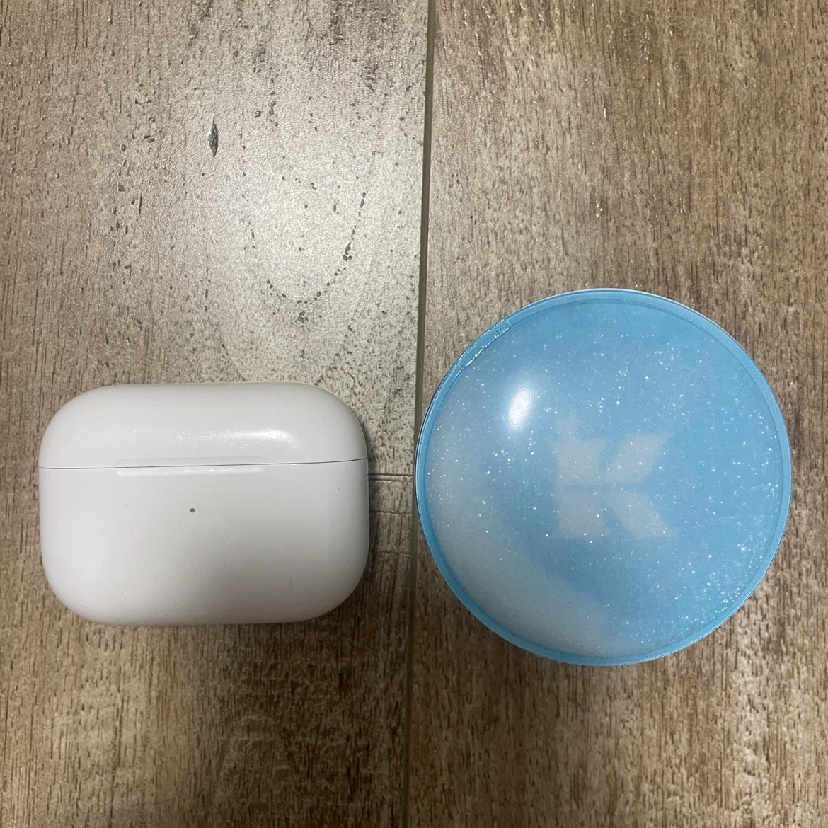 BRAND NEW 🥕 Kiehl's Blue Glitter Phone Grip