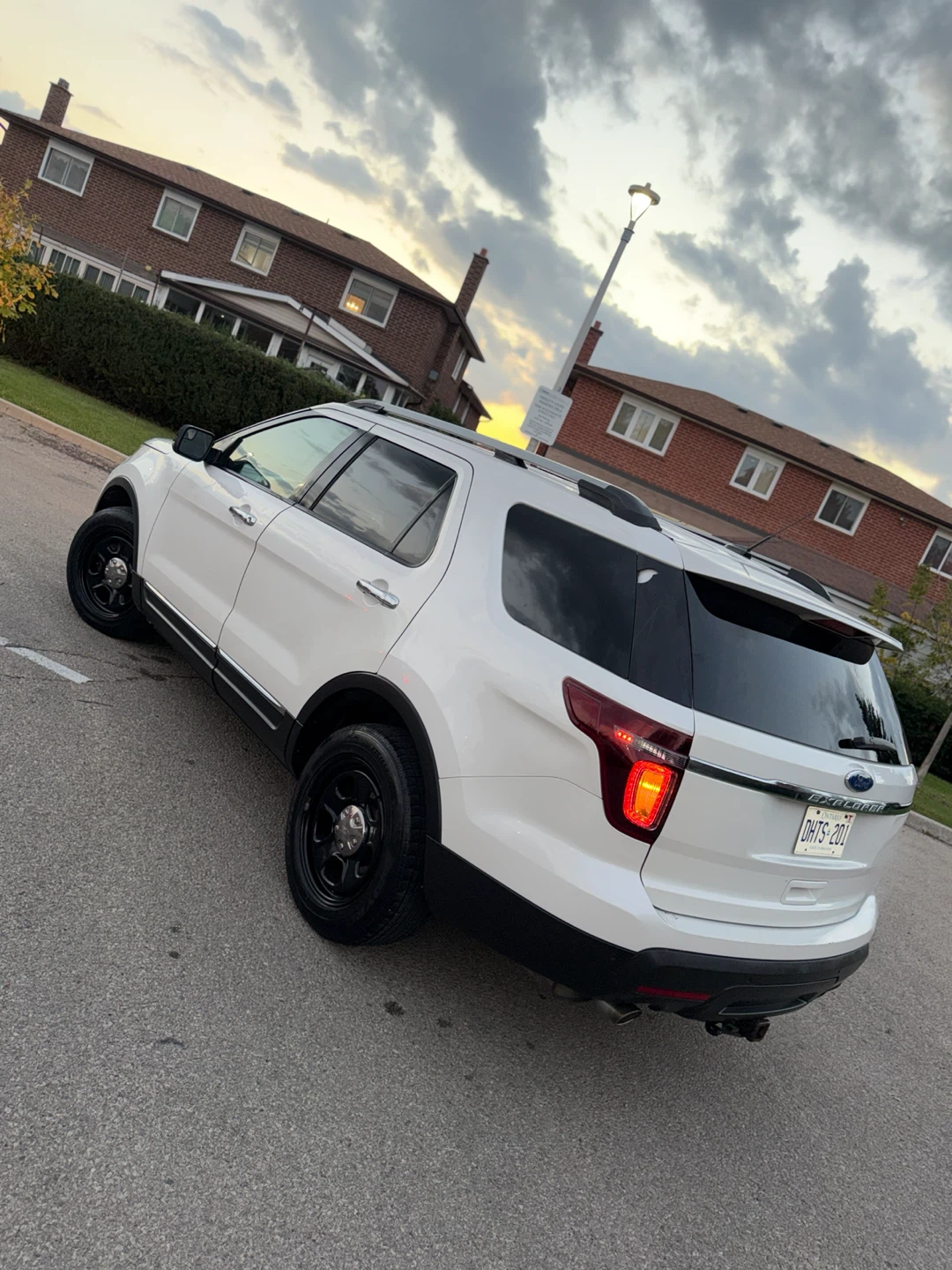 🚙 2011 Ford Explorer with 219,000 km - photo 2
