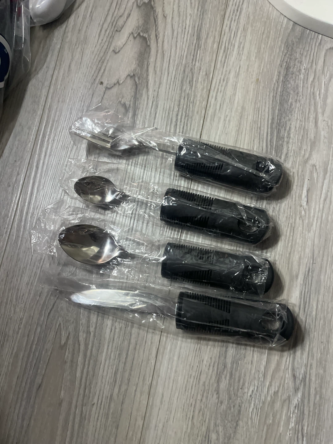 Set of 4 Cutlery Pieces with Black Handles