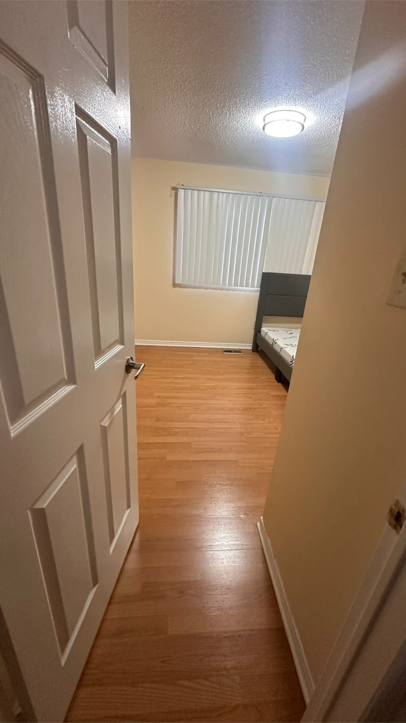 Room for rent upstairs Brampton - photo 2