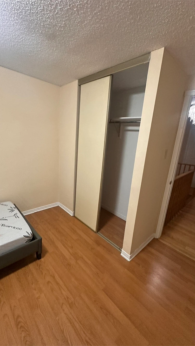Room for rent upstairs Brampton - photo 3