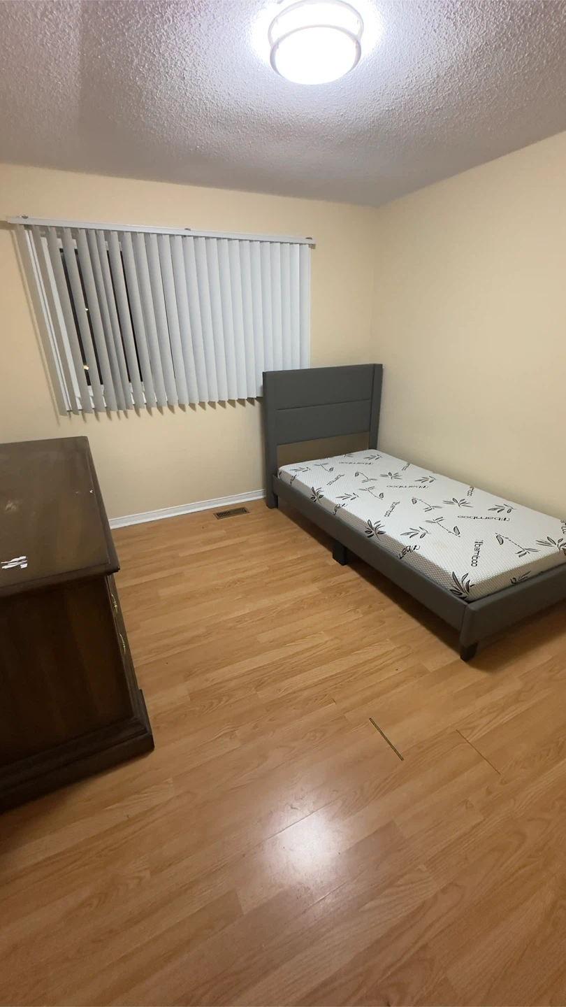 Room for rent upstairs Brampton - photo 5