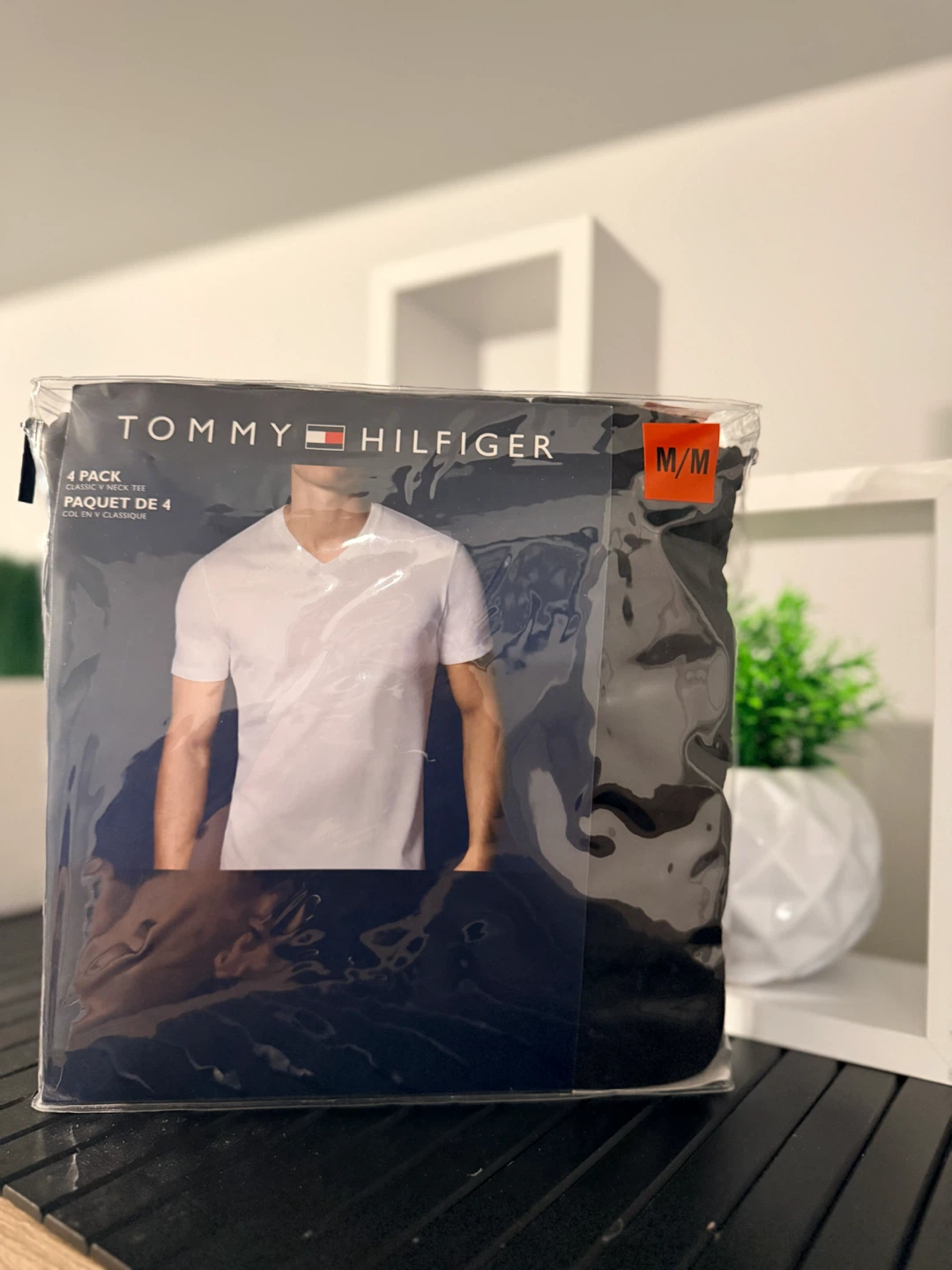 BRAND NEW Tommy Hilfiger 4-Pack V-Neck T-Shirts (M-Black)