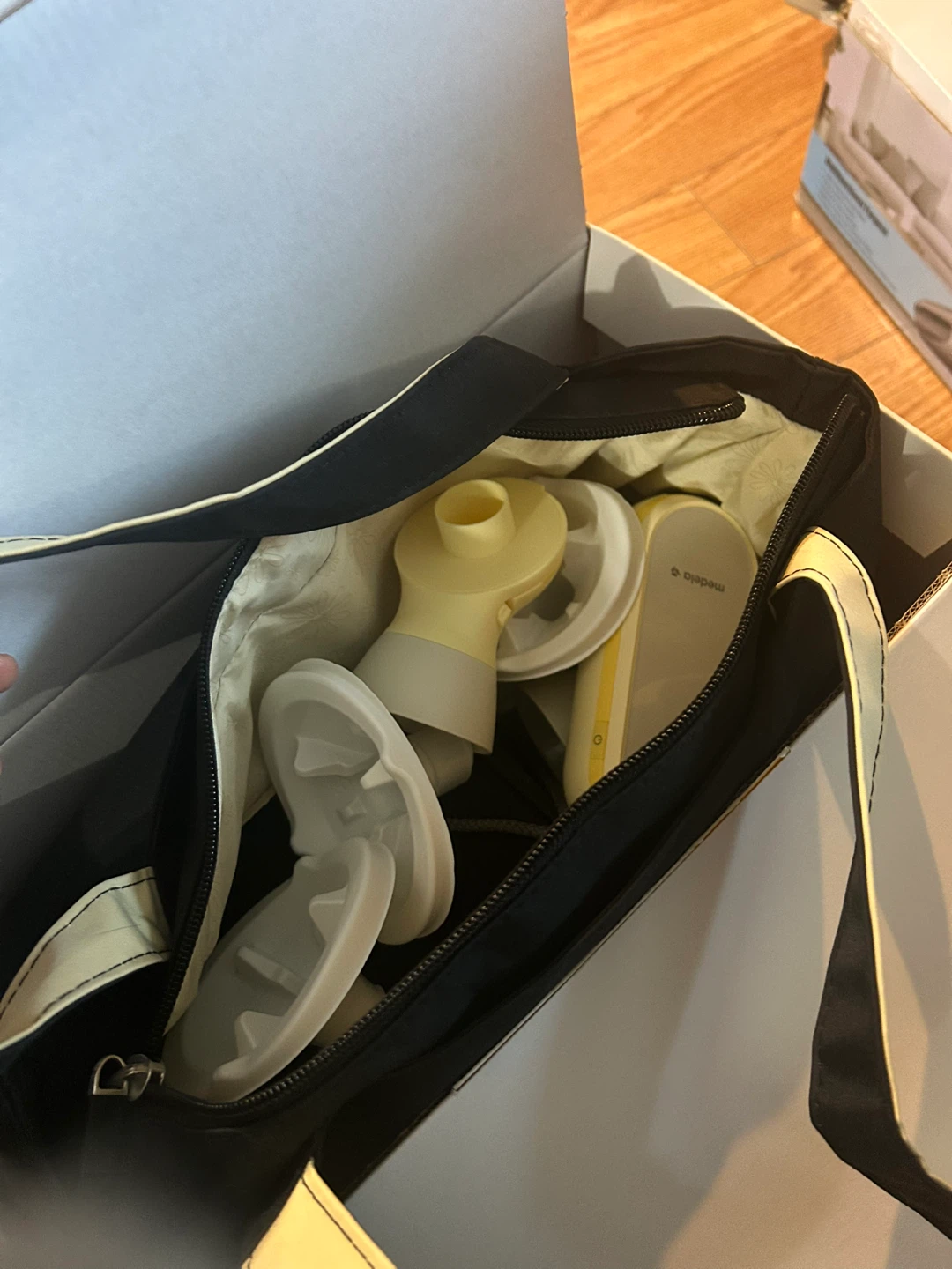 Brand New Medela Freestyle Flex Breast Pump - photo 4