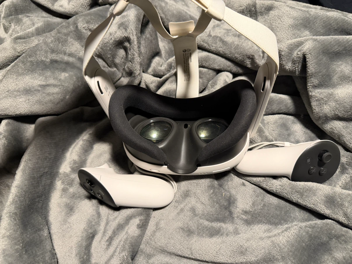 Meta Quest 3 VR Headset and Controllers - photo 2