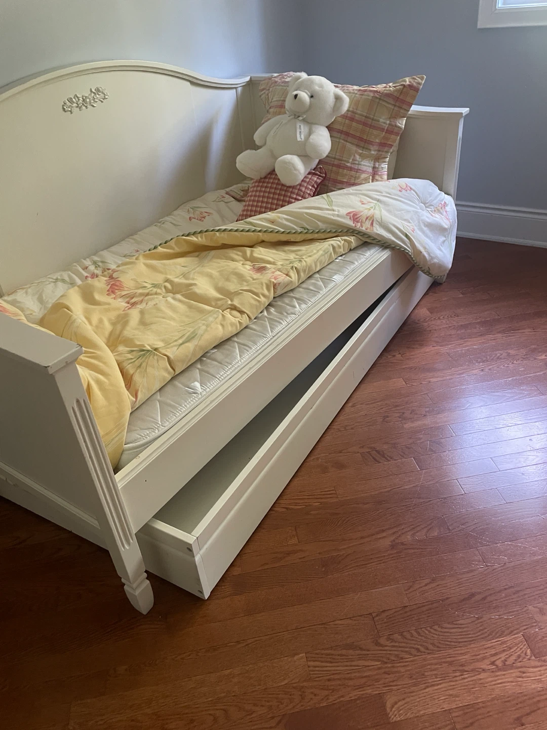 Pottery barn White Daybed with Trundle Drawer