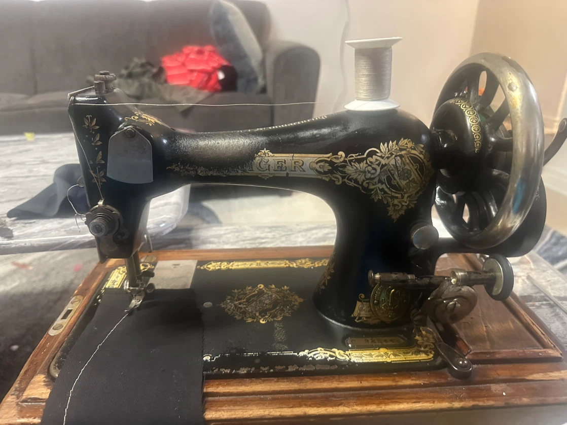 Vintage Singer Sewing Machine - photo 2