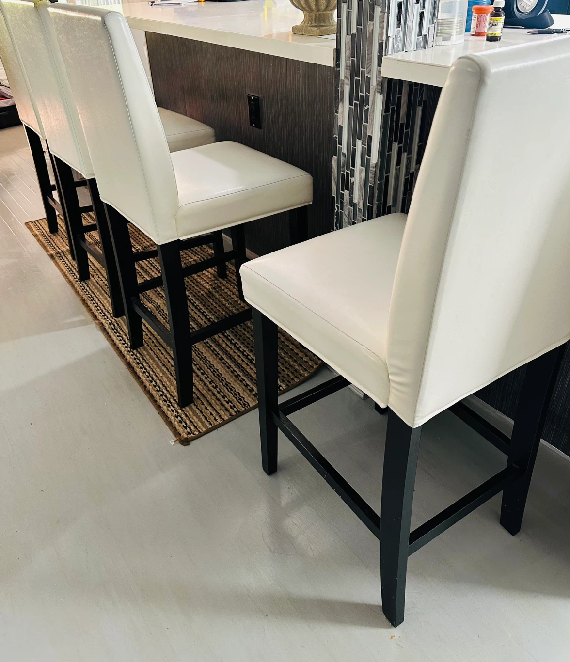Set of 4 white bar stools