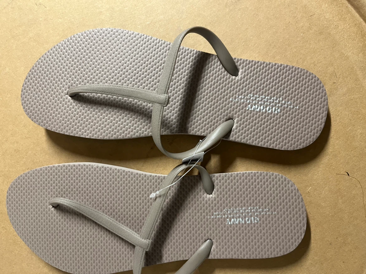 Old Navy Thong Sandals, Size 11 brand new