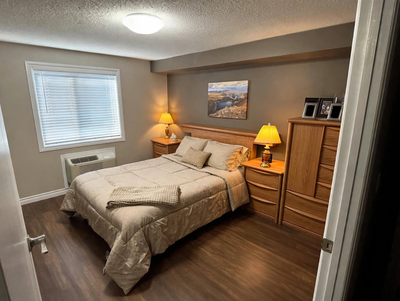 Queen sized Light Oak 4 pieces Bedroom Set – Natural Wood Finish - photo 2