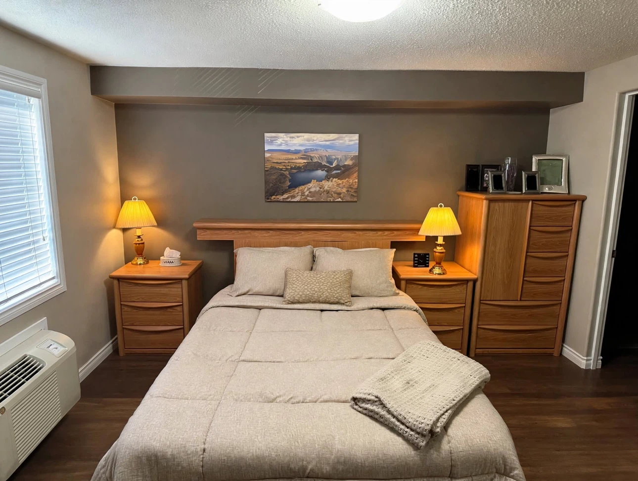 Queen sized Light Oak 4 pieces Bedroom Set – Natural Wood Finish - photo 4