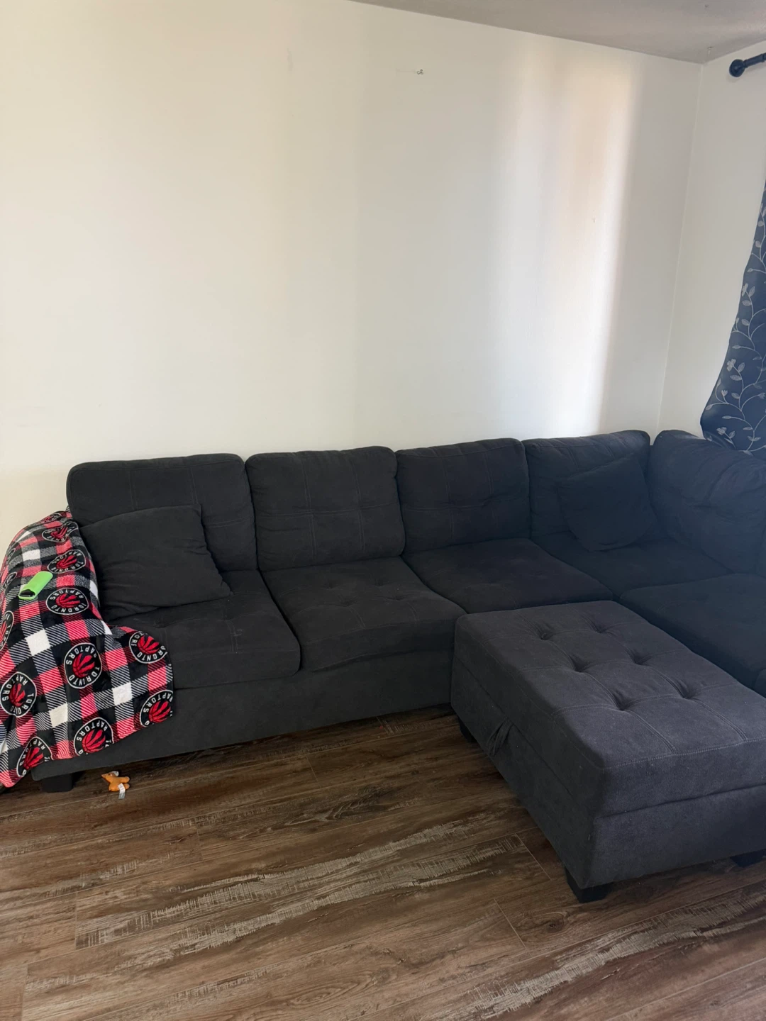 Grey sofa - 1 broken seat - photo 2