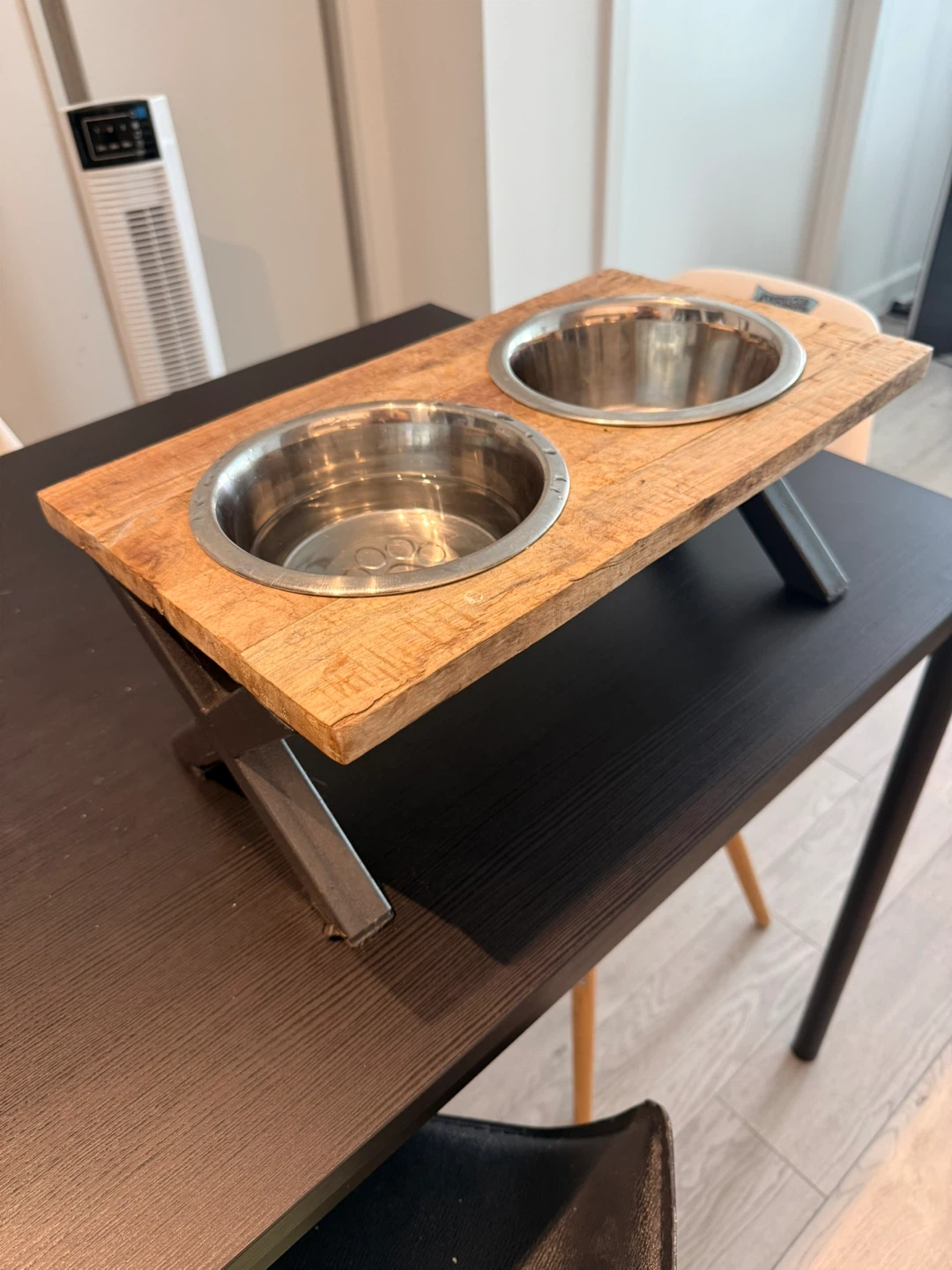 Elevated double pet feeder