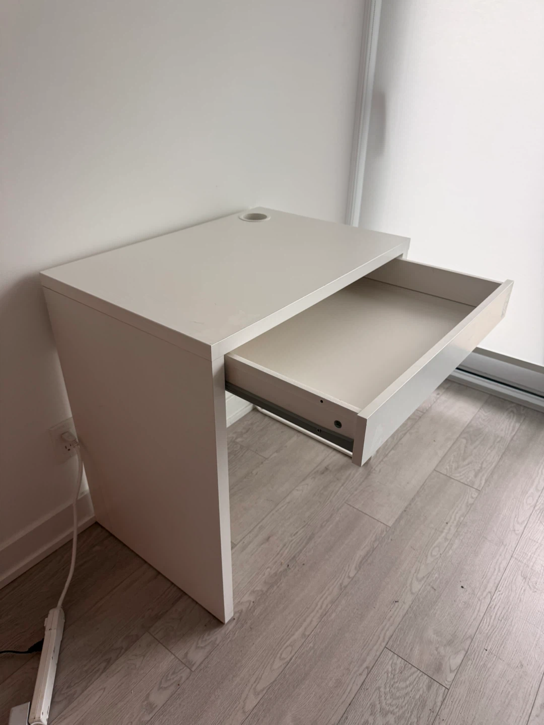 IKEA MICKE white desk 73x50 cm + IKEA black office chair - photo 2