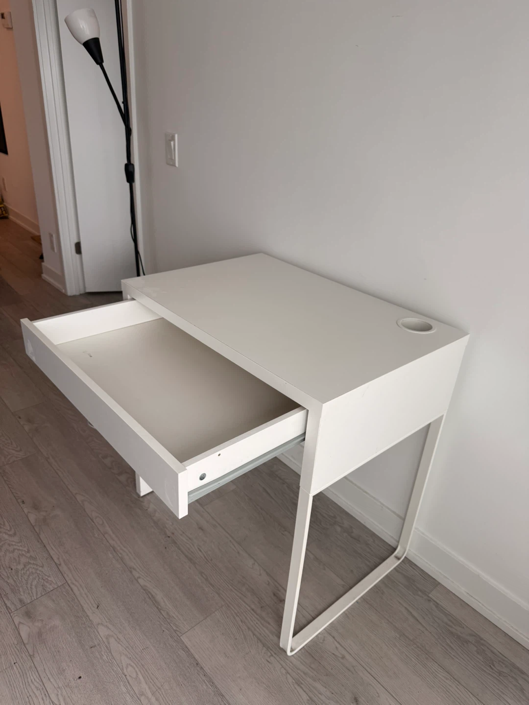 IKEA MICKE white desk 73x50 cm + IKEA black office chair - photo 3