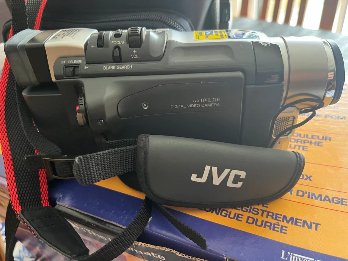 JVC GR-DVL210U MiniDV Digital Camcorder - photo 4