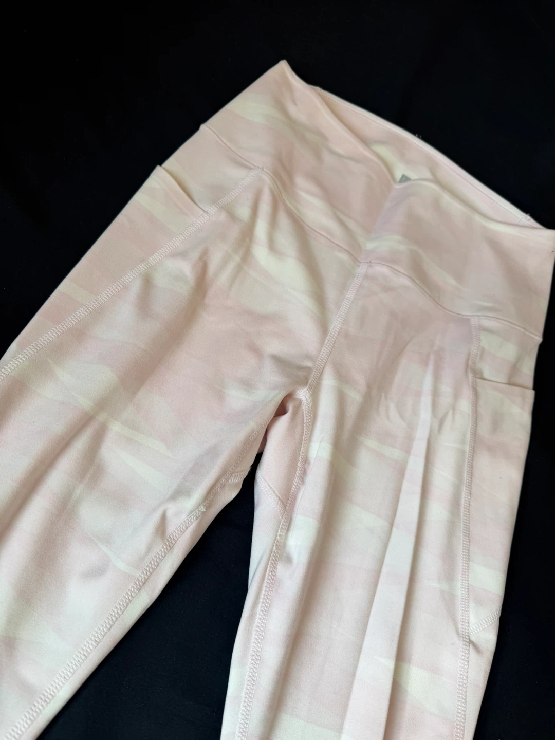 Uniqlo Pink Camo Leggings - photo 2