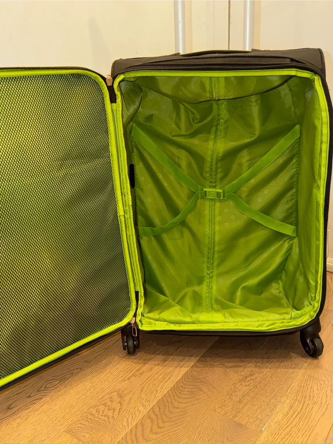 SwissGear Spinner Luggage Black and Lime - photo 2