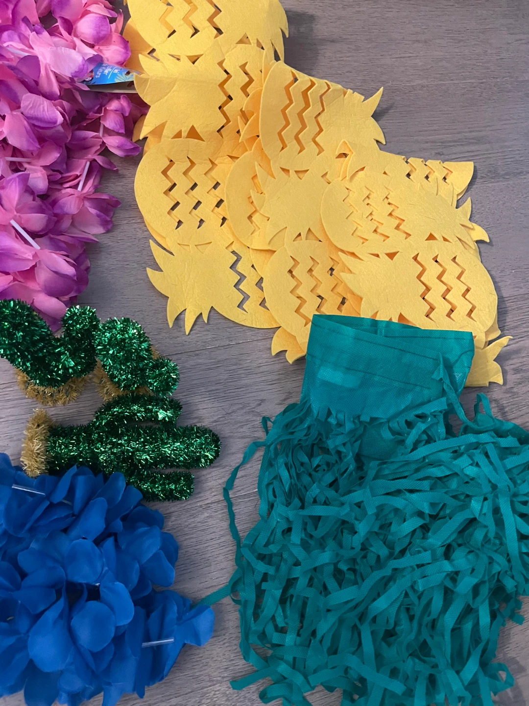 LOT Luau Party Decorations - photo 2