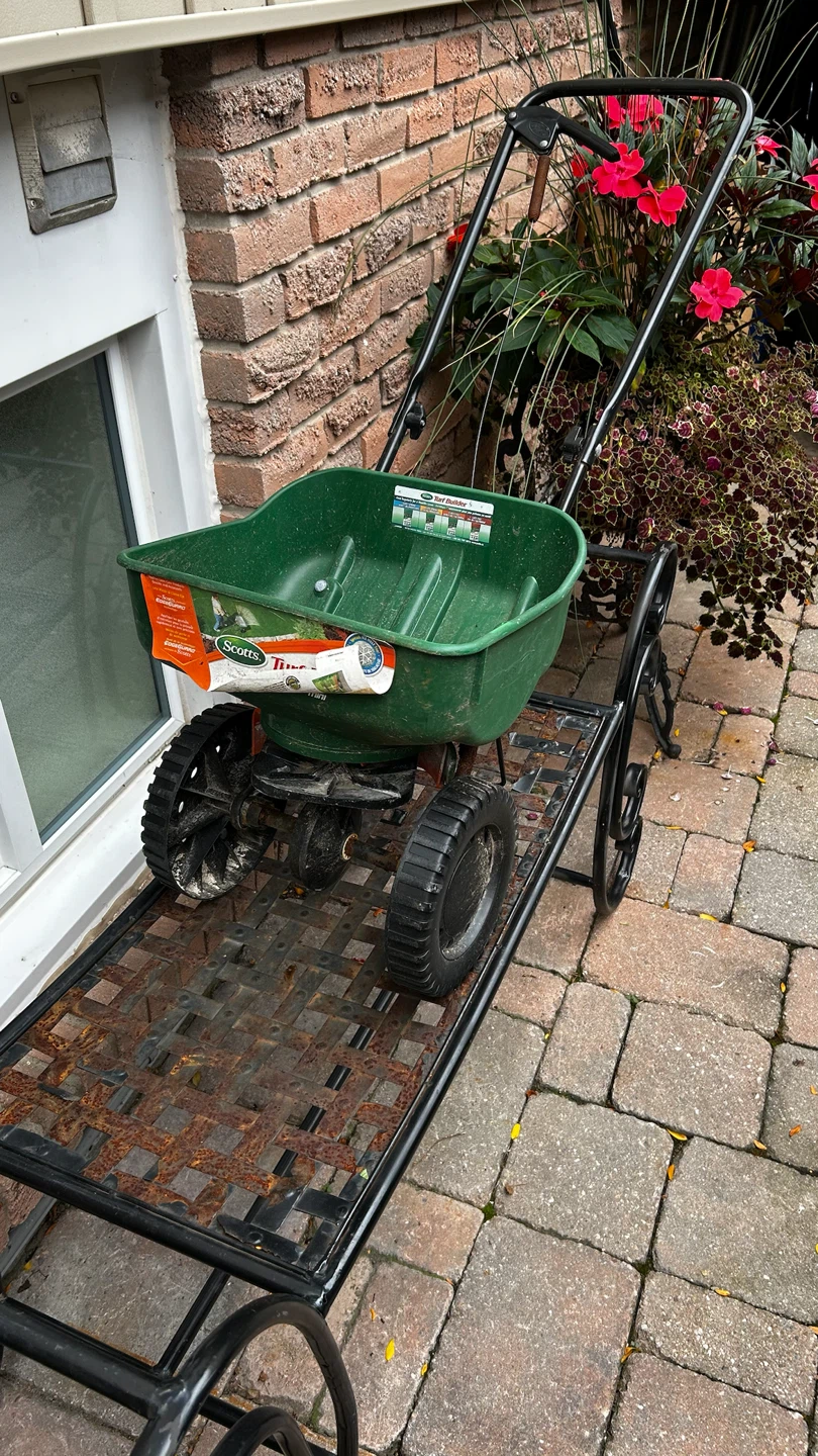 Scotts Turf Builder EdgeGuard Mini Broadcast Spreader