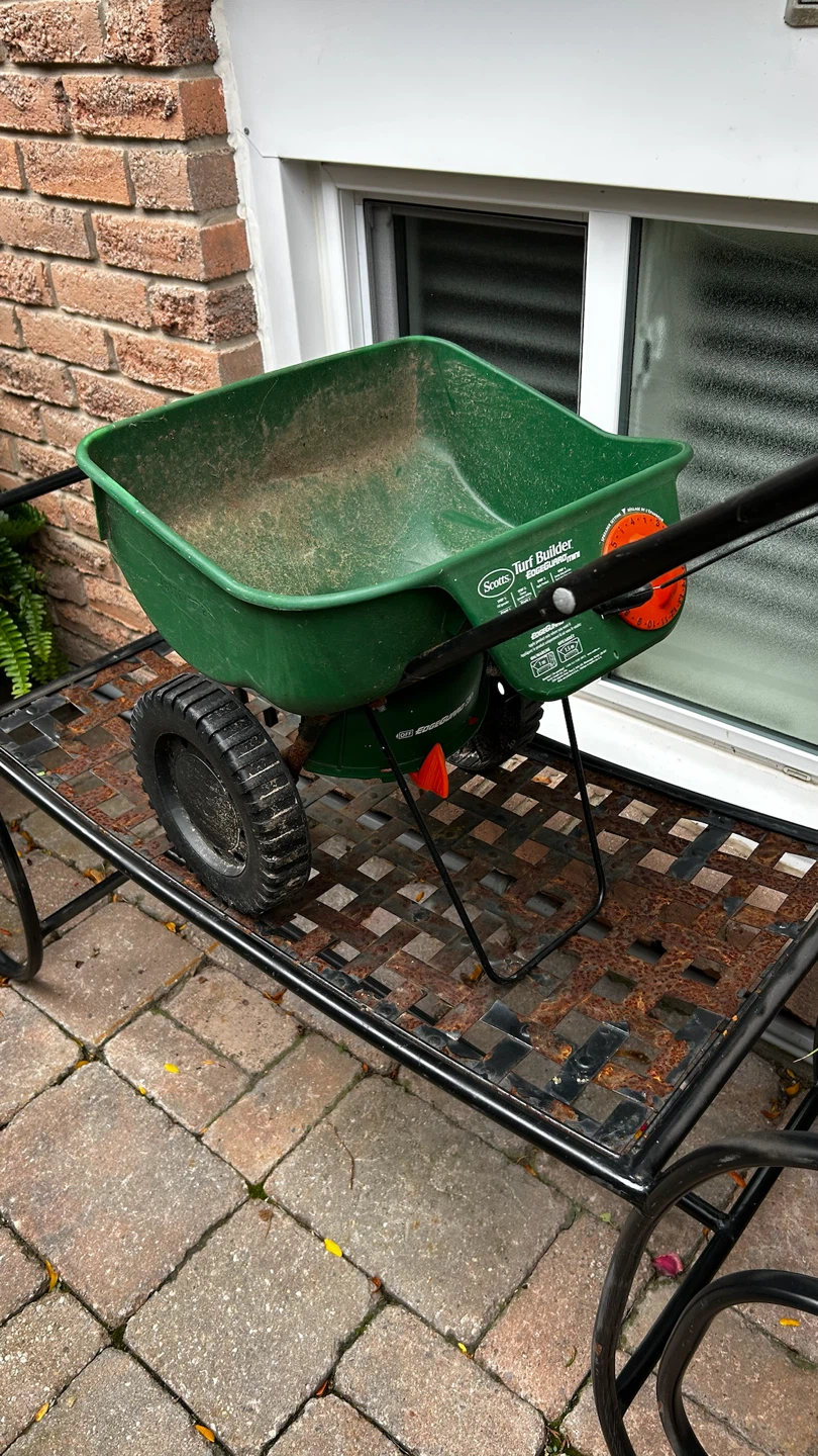 Scotts Turf Builder EdgeGuard Mini Broadcast Spreader - photo 2